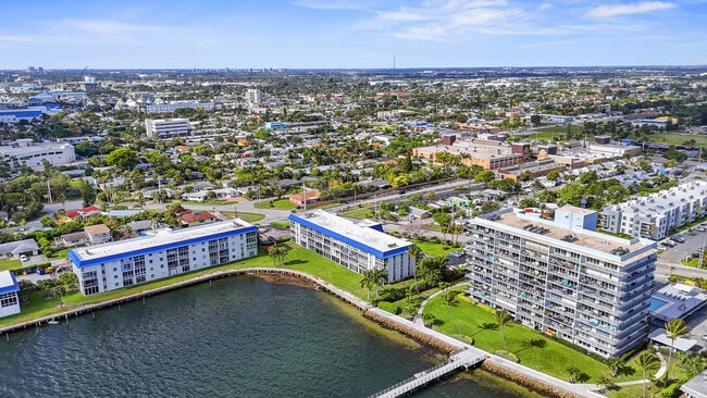 Building Photo - 2936 Lake Shore Dr