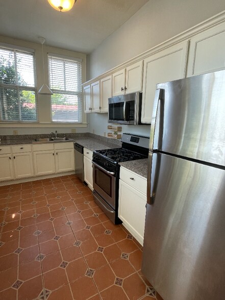 Building Photo - 920 Scott St