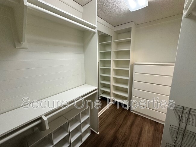 Building Photo - 4671 Club View Dr