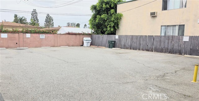 Building Photo - 10527 Western Ave