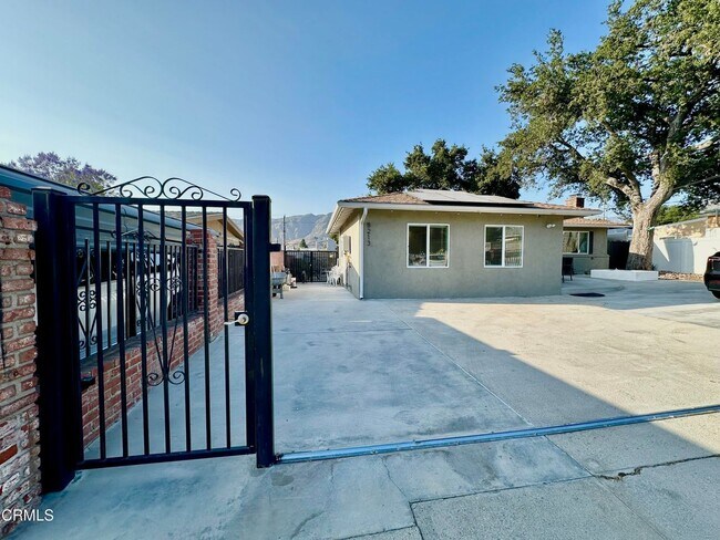 Primary Photo - 8213 Oswego St