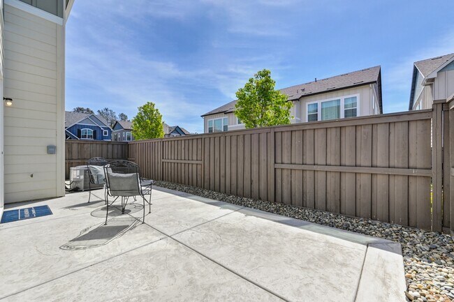 Building Photo - 6930 Peak Way