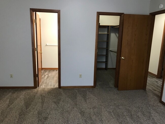 Building Photo - {1601} Spacious Duplex + Two Car Garage + Finished Basement + Fort Osage School District