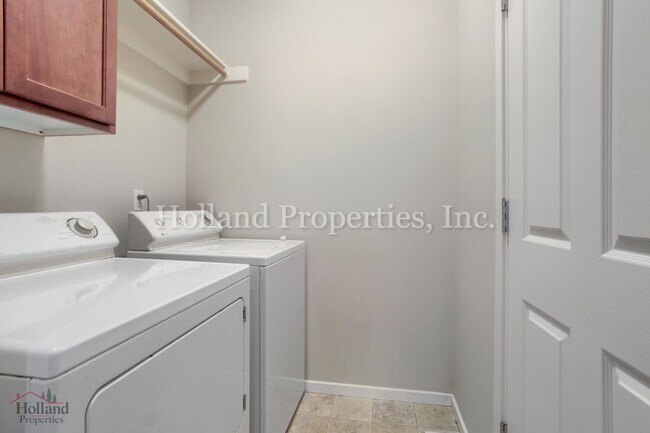 Building Photo - 7118 NE Cherry Dr