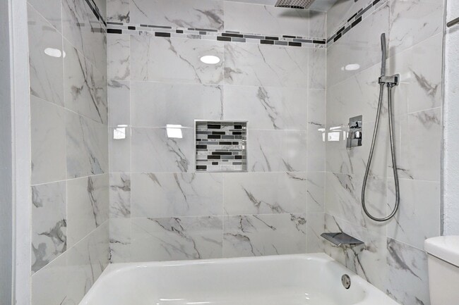 Building Photo - 2 bed 1 bath Condo in Victoria Crossing II
