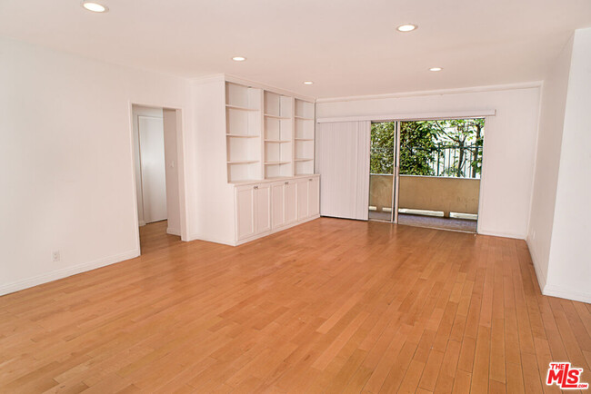 Building Photo - 416 N Oakhurst Dr