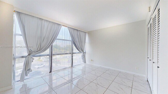 Building Photo - 1000 Parkview Dr