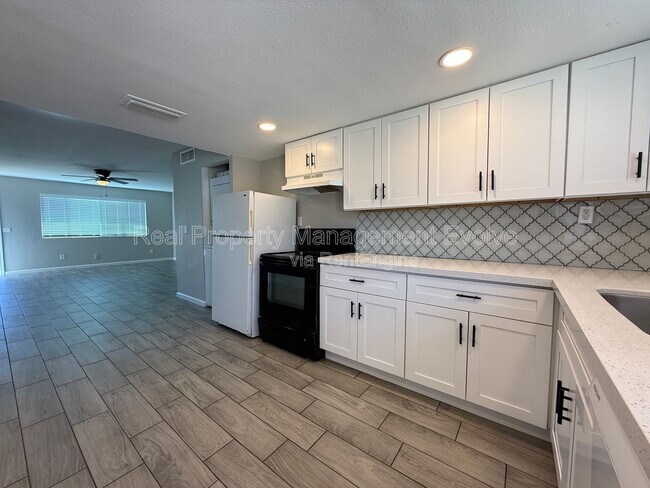 Building Photo - 3302 W Loma Ln