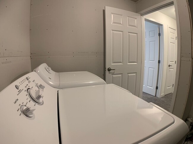 Building Photo - 4 Bed 2 Bath Single Family Home