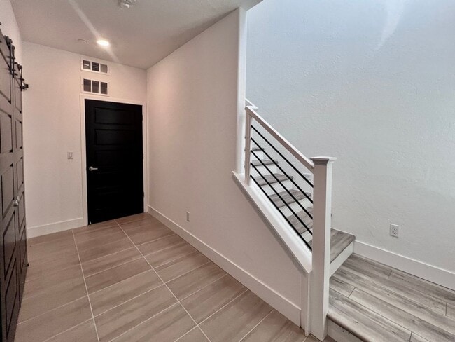 Building Photo - $2,395 Herndon & Peach, 2 Bedroom Townhous...