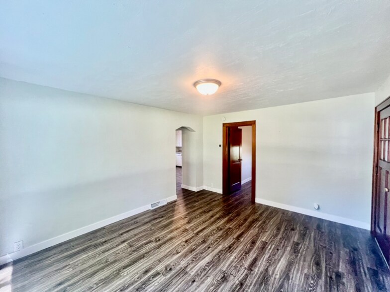 Building Photo - 1032 N Rapids Rd