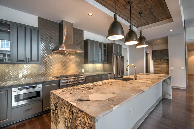 Building Photo - Luxuriously Rustic Paradise