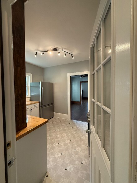 Building Photo - 825 Avon St