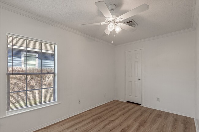 Building Photo - 112 Varsity Dr