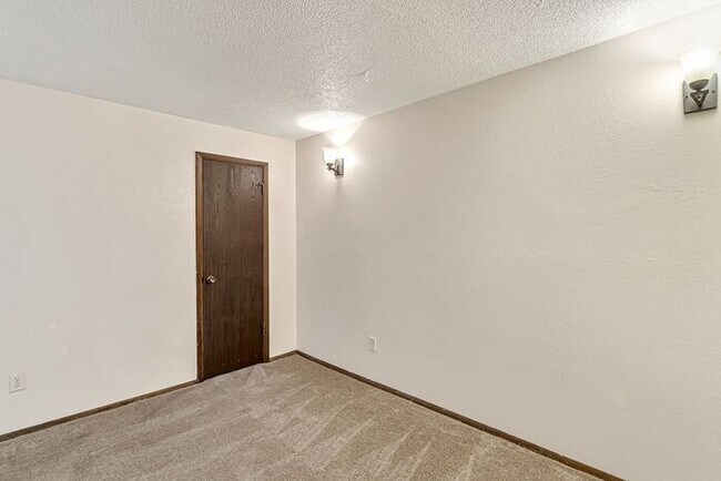 Building Photo - Easy Living Starts Here | 2 Bedroom Lakeside Condo