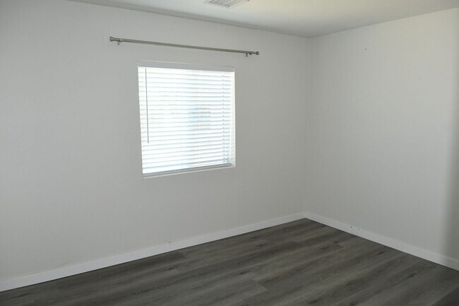 Building Photo - 1339 E Glenrosa Ave