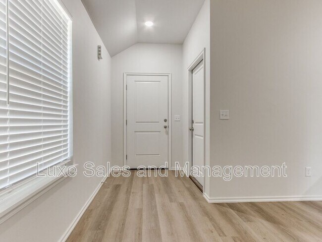 Building Photo - 1543 Pavy Pkwy
