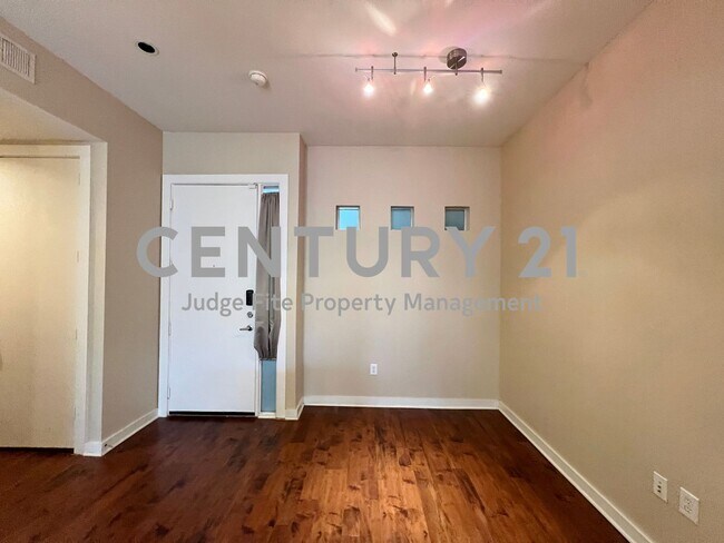 Building Photo - Fantastic Second Floor 1/1.5 Bedroom Condo...
