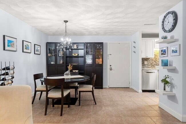 Building Photo - 7 Greenbriar Dr