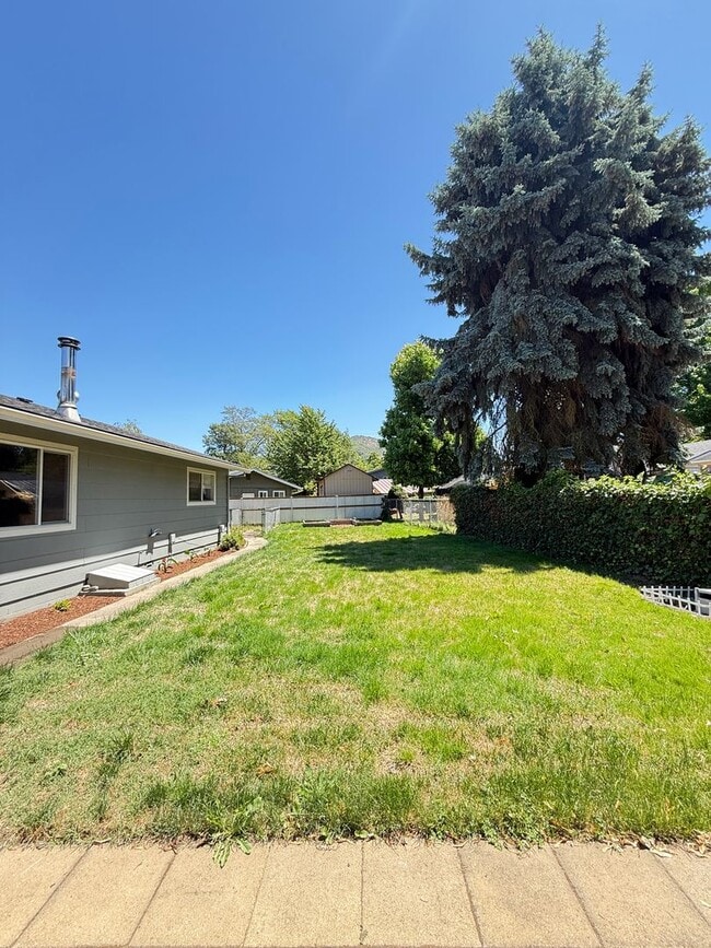 Building Photo - Beautiful 3 Bedroom, 2 Bathroom Rogue River Rental