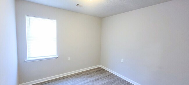 Building Photo - Charming 4BR Home with Modern Upgrades & Spacious Yard