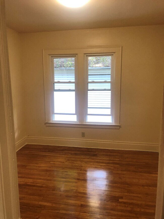 Building Photo - Second Floor 3 Bedroom Flat Available Augu...