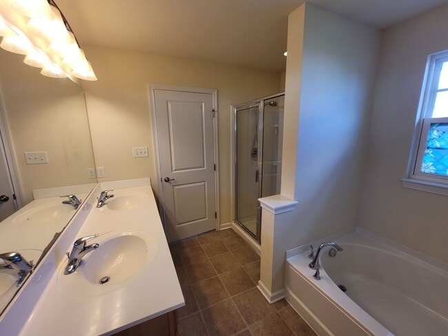 Building Photo - Beautiful 3 Bedroom in Carnegie