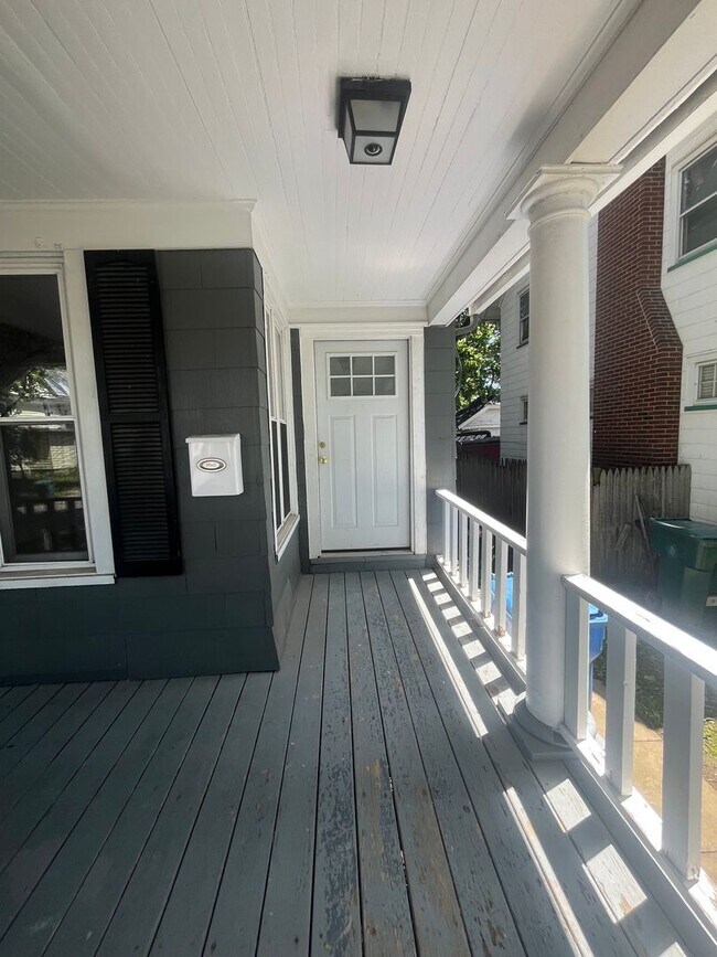 Building Photo - 256-258 Woodbine Avenue