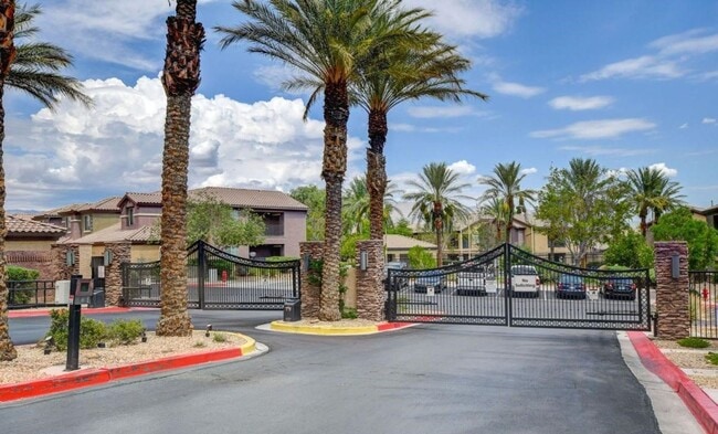 Building Photo - GORGEOUS 3 BEDROOM / 2 FULL BATH CONDO UNI...