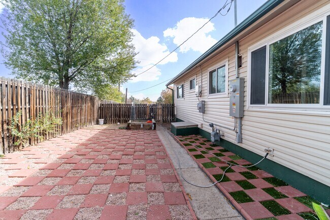 Building Photo - 2610 E Pikes Peak Ave