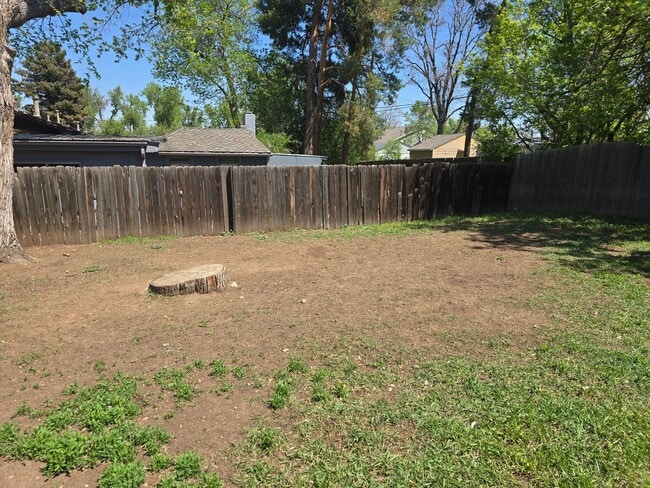 Building Photo - Three-bedroom condo in Denver boasts a lar...