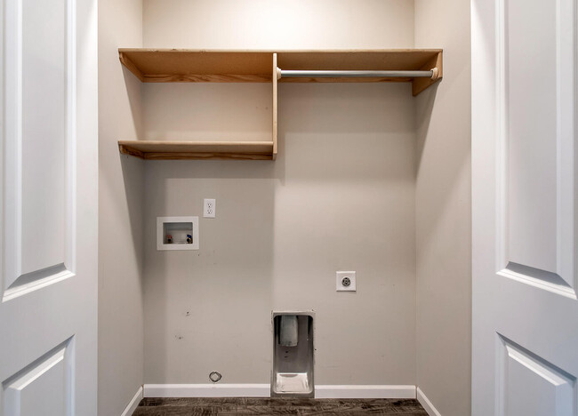 Building Photo - 1341 Azena St