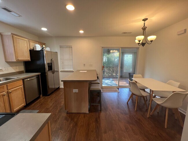 Building Photo - 3 Bedroom 2.5 Bath Townhome in Beresford Commons