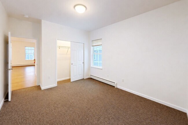 Building Photo - 2 bed, 1 bath townhouse style apartment with washer & dryer provided (45 Griffin Ln #201)