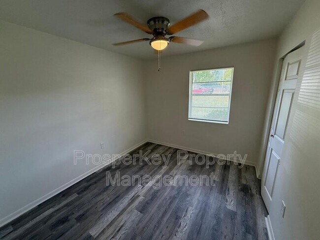 Building Photo - 4009 Ester Dr SW