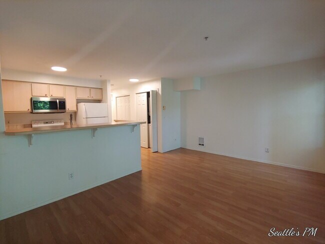 Building Photo - Perfect Location! Greenwood Condo!