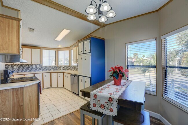 Building Photo - 561 Dolphin Cir