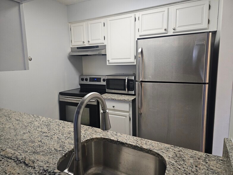 Building Photo - 1208 Ravens Crest Dr