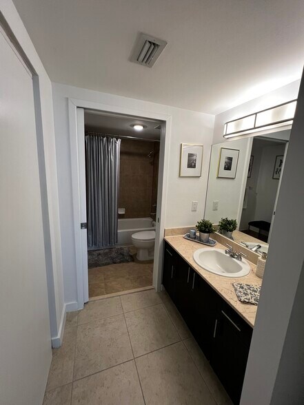 Building Photo - 1011 NW 19th Ct