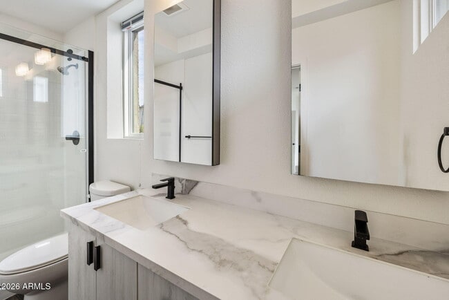 Building Photo - 406 W 7th St