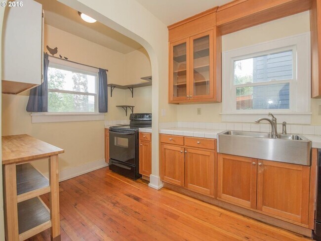 Building Photo - Amazing Well Kept Secret! 4bed 1.5bath Bungalow!