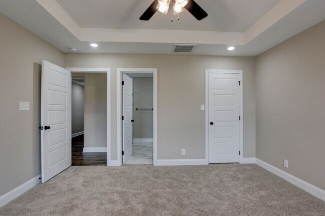Building Photo - Stunning Like-New Home with Open Floor Pla...