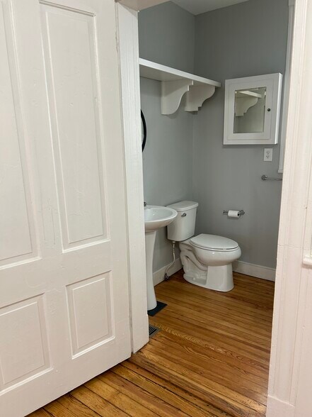 Building Photo - 1103 Oakwood Ave