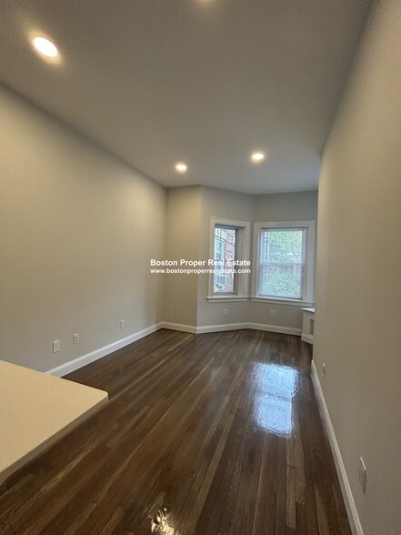 Building Photo - 102 Queensberry St