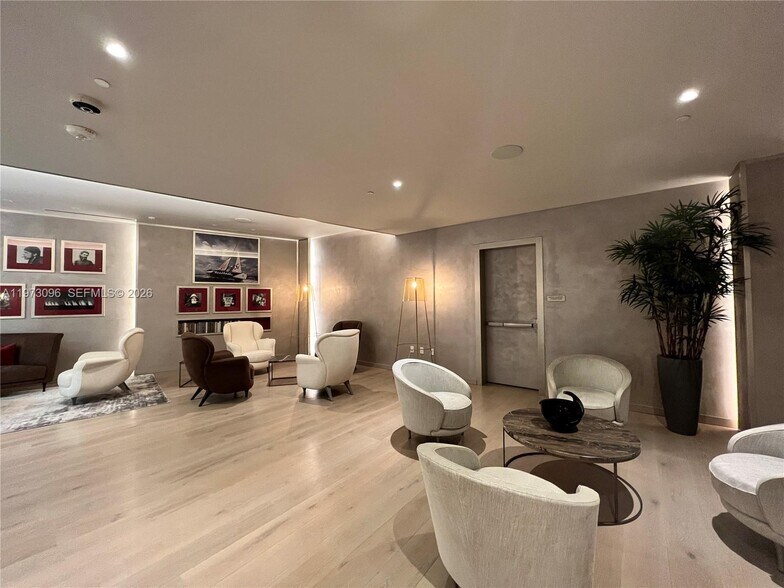 Building Photo - 1000 Brickell Plz