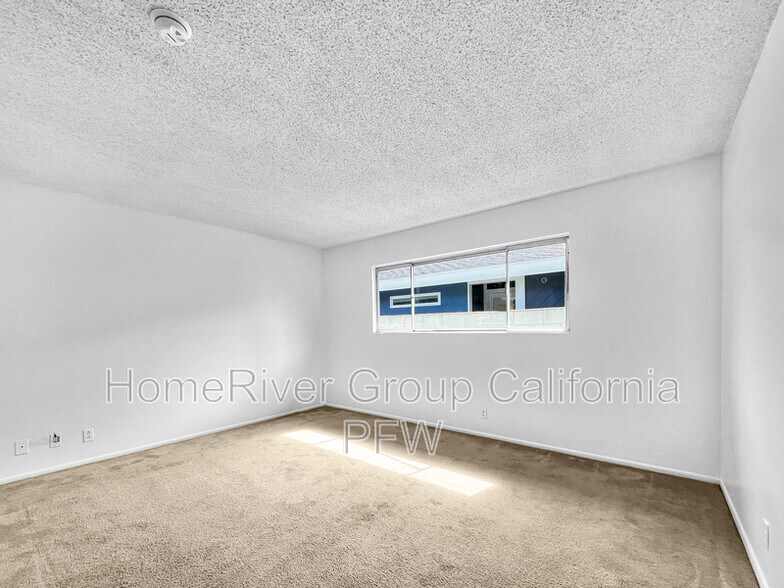 Building Photo - 5060 Sealane Way
