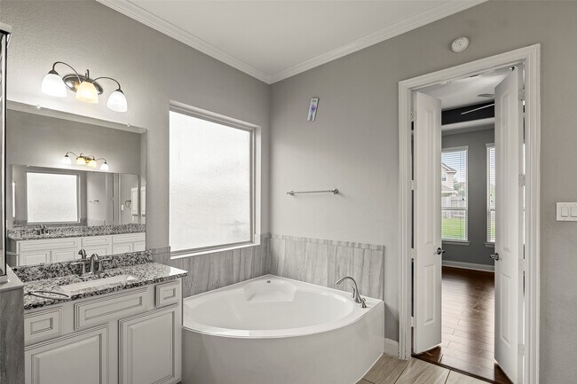 Building Photo - 15518 Montreal Dr