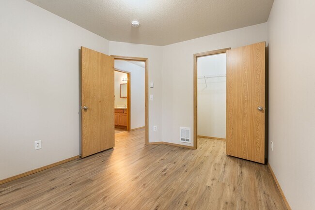 Building Photo - 4bed/2.5 Bath home - Available in SE Portland,