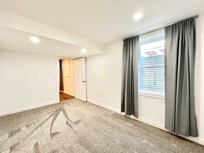 Building Photo - 4316 Sandhill Dr
