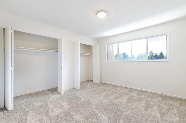 Building Photo - Cozy 2 bedroom, 1 bathroom apartment near Downtown Milwaukie